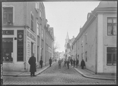 Apotekaregatan i Linköping. Hörnet mot Storgatan. Axel Karlssons manskläder.