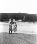 Systrarna Mary och Rika Jakobsson vid bilfärjan över Tatana i Big Delta, Alaska, 1932