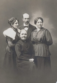 Gustava Olsdotter med sina barn