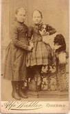 Systrar med hund, 1890-tal