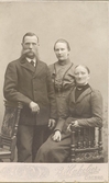 Olga Charlotta med sina fosterföräldrar, 1900-tal