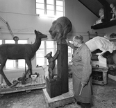 Skulptör i sin ateljé, ca 1955
