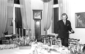 Stadssekretrare Ingemar Ögren övervakar dukningen inför Stadsfullmäktiges julmiddag, 1970