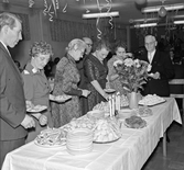 Doris Åberg 50-års firande, gäster vid kakbordet