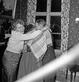 70-årsfirande, Urmakaren Vicktor Eriksson (längst till höger i bild) kramas av familjemedlemmar