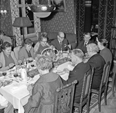 70-årsfirande, Urmakaren Vicktor Eriksson (vid bordets huvudände) omgiven av gäster