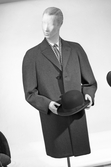 Reklamfotografering Lidholms, herrmannekäng med kappa och hatt
