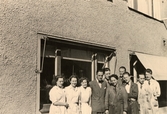 SOAB-anställda står utanför laboratoriet cirka 1947. Byggnaden låg längst ner vid Gamla torget UTMED forsen och är numera riven. Med på bild syns bl. a Lennart Karlsson, Britta Hansson samt givaren Bertil Gilsenius.