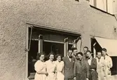SOAB-anställda står utanför laboratoriet cirka 1947. Byggnaden låg längst ner vid Gamla torget UTMED forsen och är numera riven. Med på bild syns bl. a Lennart Karlsson, Britta Hansson samt givaren Bertil Gilsenius.