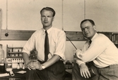Bertil Gilsenius och Tage Andreasson i SOABs oljelaboratorium 1940-tal.