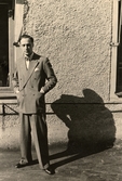 Hans Sander står framför SOABS vägg cirka 1946 - 1947. Han var givarens första chef på SOAB . Sander och Gilsenius gjorde även lumpen tillsammans.