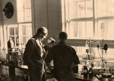 Nils Brauer, chef för oljefabriken, och Bertil Gilsenius, laboratoriekemist, står i SOABs laboratorium 1950-tal.