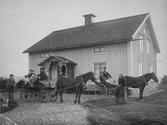 Hästskjutsar framför gården Falla 2:8, Närkes Kil, 1902