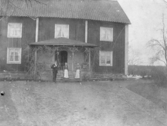Familjefoto framför hus, Frövi 1908