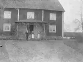 Familjefoto framför hus, Frövi 1908