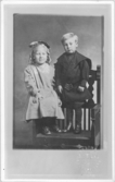 Två barn på stol i Charnute, Kansas, USA