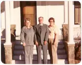 Syskongrupp framför Erik Anderssons hus i Charnute Kansas, USA