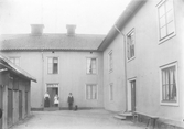 Grupp framför hus på Västra Gatan 6, 1910-tal