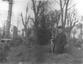 Grävning av gravar på Södra Kyrkogården, 1920-Tal