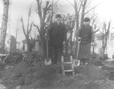 Dödgrävare på södra kyrkogården, 1920-tal