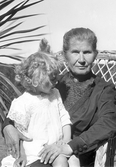 Babusjka med dotterdottern Tatiana i Sydafrika, 1921