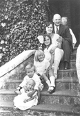 Familjen samlad på trappan i Sydafrika, 1923