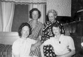 Anna Christina Rundgren med sina döttrar, 1946
