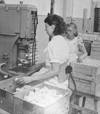 Stansmaskin för tvålar på Henrikssons tekniska fabrik, 1940-tal