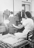 Stansning av tvål på Henrikssons tekniska fabrik, 1940-tal