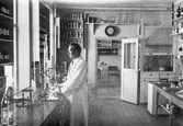 Laboratoriechef Karl Älvåg i laboratoriet på Henrikssons tekniska fabrik, 1940-tal