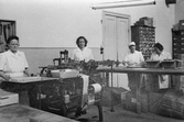  Paketering av tvål och tandkräm på Henrikssons tekniska fabrik, 1940-tal
