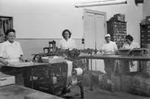  Paketering av tvål och tandkräm på Henrikssons tekniska fabrik, 1940-tal