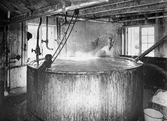 Man vid tillverkningen på Henrikssons tekniska fabrik, 1940-tal