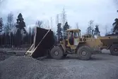 Markarbete med frontlastare för nybyggnation, 1982