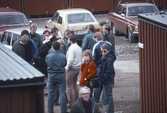 Grupp på parkering i Sörbyängen, 1982-04-29