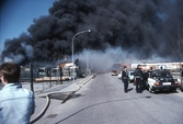 Polis närvarar vid branden vid Gotthards, april 1982