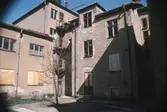 Baksidan till rivningshus på Kungsgatan 24, 1982