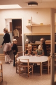 Barn med personal på daghem i Brickebacken, 1972-09-28