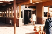 Entre till konsumbutiken i Brickebacken centrum, 1972-09-28