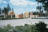Idrottsplan framför hyreshuset i Brickebacken, 1990