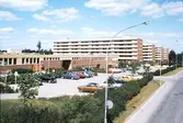 Parkering framför höghuset i Brickebackens centrum, 1990
