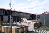 Lekplats vid hyreshus, 1970-tal