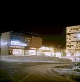 Tybble centrum med nattbelysning, 1960-tal