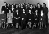 Gruppbild av tjänstemän och kontorspersonal på AB Fodervävnader. 

Stående från vänster: 3, Britt-Inger Persson, 4, O. Gustavsson, 6, Bernhardsson, 7, Hagberg, 12, Kurt Udin, 14, Gunnar Schröder, 15, Elof And.

Sittande från vänster: 1, Elsie Hallén, 2, Maj-Britt Eklund, 4, Wolfram Hösterey, 5, Stenberg, 6, Anna-Greta Gustavsson, 7, Anna-Lisa Olsson. 

Fotot taget ca 1945