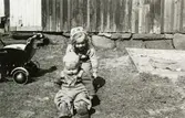 Eva Pettersson (gift Kempe) leker med sin lilla kusin Stina Krantz, Stretered år 1946. De var på besök hos mormor/farmor och morfar/farfar.