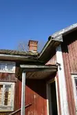 Skorsten över entren till trähus i Sånnaboda, Tysslinge, 2007-03-21
