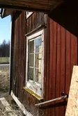Fönster på kortsidan av trähus i Sånnaboda, Tysslinge, 2007-03-21