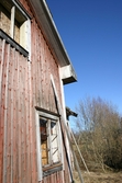 Kortsida med fönster på trähus i Sånnaboda, Tysslinge, 2007-03-21