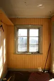 Fönster inne i trähus i Sånnaboda, Tysslinge, 2007-03-21