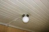 Taklampa i övre hallen i Trappräcke på övervåningnen i trähus i Sånnaboda, Tysslinge, 2007-03-21